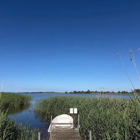 Familienferienhaus Ruegenbrise - Gemeinsames Urlauben Mit Steg Und Boot Auf Ruegen - Alles Inklusive Und 5 Baeder 펜션 가르쯔